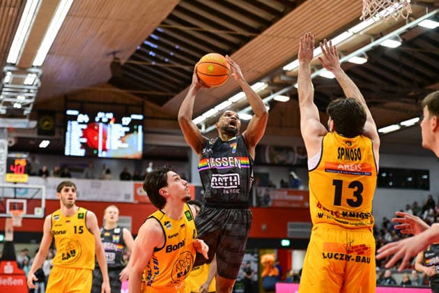 Gian Aydinoglu, Kyle Castlin, 2.Bundesliga Pro A, 27. Spieltag, 46ers, Basketball, Basketball Saison 2025 2026, BBL, Deutschland, Gießen 46ers Bozic Estriche Knights Kirchheim, Gießen in grau, Herren, Kirchheim gelb