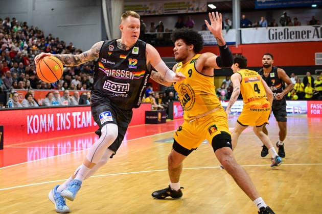 Robin Benzing, Tylan Pope 2.Bundesliga Pro A, 27. Spieltag, 46ers, Basketball, Basketball Saison 2025 2026, BBL, Deutschland, Gießen 46ers Bozic Estriche Knights Kirchheim, Gießen in grau, Herren, Kirchheim gelb