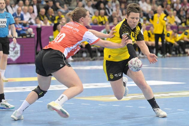 Alina Grijseels (BVB Borussia Dortmund Handball, 04) im Zweikampf mit Maxi Muehlner (HSG Blomberg-Lippe, 10) BVB Borussia Dortmund Handball vs. HSG Blomberg-Lippe, Handball, Frauen, DHB Pokal Haushahn Final 4, Halbfinale, Saison 2025 2026, 14.03.2026 BVB Borussia Dortmund Handball vs. HSG Blomberg-Lippe, Handball, Frauen, DHB Pokal Haushahn Final 4, Halbfinale, Saison 2025 2026, 14.03.2026 Stuttgart Copyright: xEibner-Pressefoto TobiasxBaurx EP_TBR