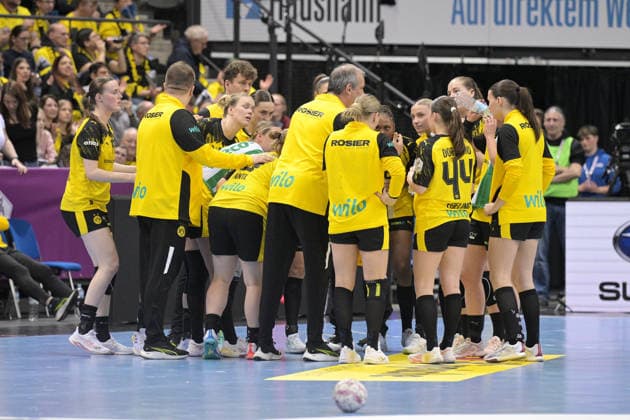Time Out BVB Borussia Dortmund Handball BVB Borussia Dortmund Handball vs. HSG Blomberg-Lippe, Handball, Frauen, DHB Pokal Haushahn Final 4, Halbfinale, Saison 2025 2026, 14.03.2026 BVB Borussia Dortmund Handball vs. HSG Blomberg-Lippe, Handball, Frauen, DHB Pokal Haushahn Final 4, Halbfinale, Saison 2025 2026, 14.03.2026 Stuttgart Copyright: xEibner-Pressefoto TobiasxBaurx EP_TBR