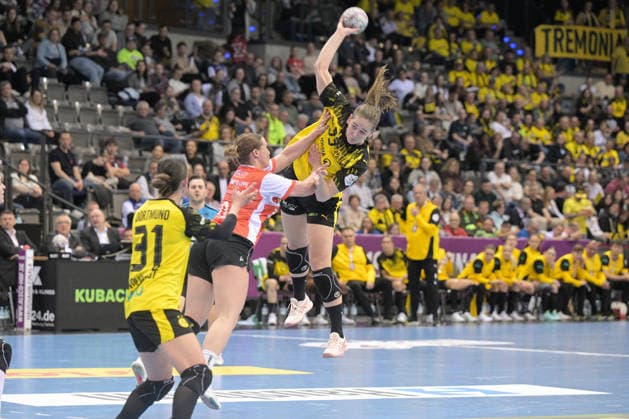 Guro Nestaker (BVB Borussia Dortmund Handball, 33) im Zweikampf mit Maxi Muehlner (HSG Blomberg-Lippe, 10) BVB Borussia Dortmund Handball vs. HSG Blomberg-Lippe, Handball, Frauen, DHB Pokal Haushahn Final 4, Halbfinale, Saison 2025 2026, 14.03.2026 BVB Borussia Dortmund Handball vs. HSG Blomberg-Lippe, Handball, Frauen, DHB Pokal Haushahn Final 4, Halbfinale, Saison 2025 2026, 14.03.2026 Stuttgart Copyright: xEibner-Pressefoto TobiasxBaurx EP_TBR