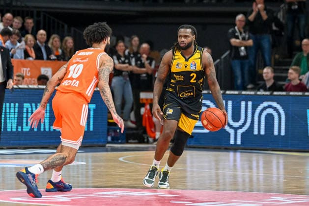 Traveon Buchanan (MHP Riesen Ludwigsburg, 02) am Ball gegen Tevin Brown (RASTA Vechta, 10) RASTA Vechta vs. MHP Riesen Ludwigsburg, easyCredit Basketball Bundesliga, 24. Spieltag, Saison 2025 2026, 14.03.2026, RASTA Vechta vs. MHP Riesen Ludwigsburg, easyCredit Basketball Bundesliga, 24. Spieltag, Saison 2025 2026, 14.03.2026 Vechta Copyright: xEibner-Pressefoto RobertxGertzenx EP_RGN