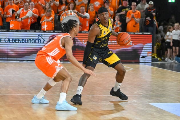 Stefan Smith (MHP Riesen Ludwigsburg, 03) gegen Alonzo Verge jr. (RASTA Vechta, 11) RASTA Vechta vs. MHP Riesen Ludwigsburg, easyCredit Basketball Bundesliga, 24. Spieltag, Saison 2025 2026, 14.03.2026, RASTA Vechta vs. MHP Riesen Ludwigsburg, easyCredit Basketball Bundesliga, 24. Spieltag, Saison 2025 2026, 14.03.2026 Vechta Copyright: xEibner-Pressefoto RobertxGertzenx EP_RGN