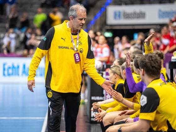 Henk Groener, Cheftrainer (Borussia Dortmund) klatscht mit der Eratzbank ab nach dem Sieg, Borussia Dortmund vs. HSG Blomberg-Lippe, Handball, DHB Pokal Haushahn Final 4, Spielzeit 2025 2026, 14.03.2026 Borussia Dortmund vs. HSG Blomberg-Lippe, Handball, DHB Pokal Haushahn Final 4, Spielzeit 2025 2026, 14.03.2026 Stuttgart Copyright: xMichaelxSchmidt Eibner-Pressefotx EP_MST