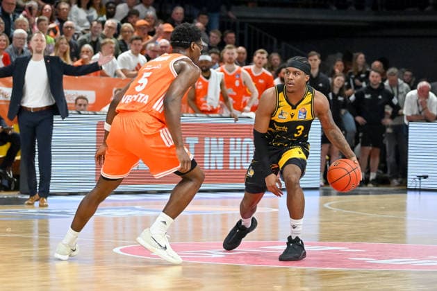Stefan Smith (MHP Riesen Ludwigsburg, 03) gegen TJ Bamba (RASTA Vechta, 05) RASTA Vechta vs. MHP Riesen Ludwigsburg, easyCredit Basketball Bundesliga, 24. Spieltag, Saison 2025 2026, 14.03.2026, RASTA Vechta vs. MHP Riesen Ludwigsburg, easyCredit Basketball Bundesliga, 24. Spieltag, Saison 2025 2026, 14.03.2026 Vechta Copyright: xEibner-Pressefoto RobertxGertzenx EP_RGN