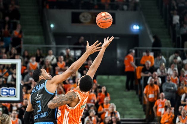 GER, BBL, ratiopharm Ulm vs Science City Jena 14.03.2026, ratiopharm arena, Neu-Ulm, GER, BBL, ratiopharm Ulm vs Science City Jena, im Bild William McNair Jr (Jena, 3), Joel Soriano (Ulm, 12)