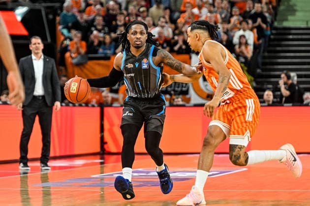 GER, BBL, ratiopharm Ulm vs Science City Jena 14.03.2026, ratiopharm arena, Neu-Ulm, GER, BBL, ratiopharm Ulm vs Science City Jena, im Bild Uchenna Iroegbu (Jena, 1), Nelson Weidemann (Ulm, 0)