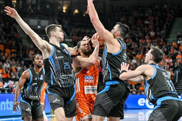 GER, BBL, ratiopharm Ulm vs Science City Jena 14.03.2026, ratiopharm arena, Neu-Ulm, GER, BBL, ratiopharm Ulm vs Science City Jena, im Bild Lorenz Bank (Jena, 25), Christopher Ledlum (Ulm, 4), Alex Herrera (Jena, 41), Jack Pagenkopf (Jena, 11)