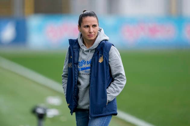 Eva-Maria Virsinger (Cheftrainerin, Trainerin, TSG), Einzelbild, Einzelfoto, Aktion, Action, 15.03.2026, Sinsheim (Hoffenheim) (Deutschland), Fussball, Google Pixel Frauen-Bundesliga, TSG 1899 Hoffenheim - SGS Essen, DFB DFL REGULATIONS PROHIBIT ANY USE OF PHOTOGRAPHS AS IMAGE SEQUENCES AND OR QUASI-VIDEO.