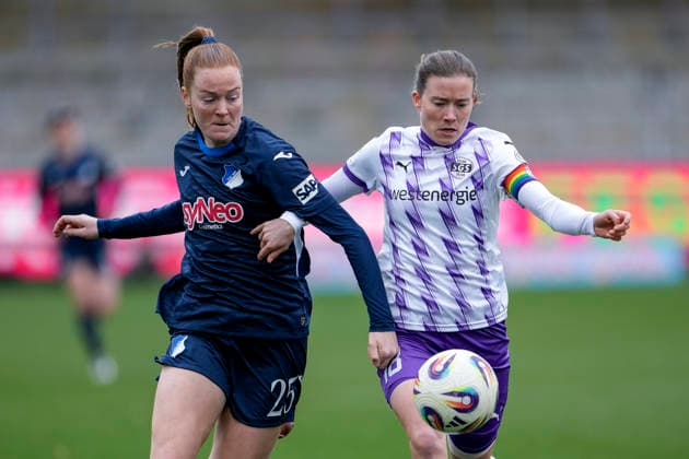 v.li.: Nikee van Dijk (TSG, 25), Lena Ostermeier (SGS, 18), Zweikampf, Spielszene, Duell, duel, tackle, tackling, Dynamik, Action, Aktion, 15.03.2026, Sinsheim (Hoffenheim) (Deutschland), Fussball, Google Pixel Frauen-Bundesliga, TSG 1899 Hoffenheim - SGS Essen, DFB DFL REGULATIONS PROHIBIT ANY USE OF PHOTOGRAPHS AS IMAGE SEQUENCES AND OR QUASI-VIDEO.