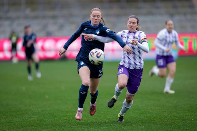 v.li.: Nikee van Dijk (TSG, 25), Lena Ostermeier (SGS, 18), Zweikampf, Spielszene, Duell, duel, tackle, tackling, Dynamik, Action, Aktion, 15.03.2026, Sinsheim (Hoffenheim) (Deutschland), Fussball, Google Pixel Frauen-Bundesliga, TSG 1899 Hoffenheim - SGS Essen, DFB DFL REGULATIONS PROHIBIT ANY USE OF PHOTOGRAPHS AS IMAGE SEQUENCES AND OR QUASI-VIDEO.