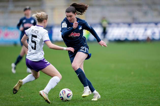 v.li.: Paula Flach (SGS, 5), Chiara Hahn (TSG, 23), Zweikampf, Spielszene, Duell, duel, tackle, tackling, Dynamik, Action, Aktion, 15.03.2026, Sinsheim (Hoffenheim) (Deutschland), Fussball, Google Pixel Frauen-Bundesliga, TSG 1899 Hoffenheim - SGS Essen, DFB DFL REGULATIONS PROHIBIT ANY USE OF PHOTOGRAPHS AS IMAGE SEQUENCES AND OR QUASI-VIDEO.