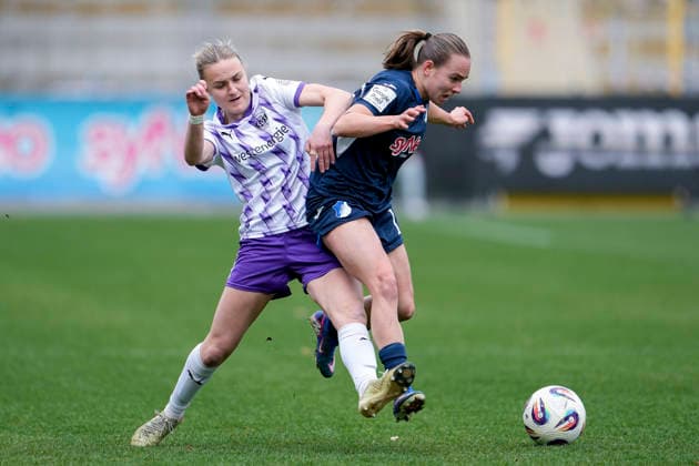 v.li.: Paula Flach (SGS, 5), Marie Steiner (TSG, 19), Zweikampf, Spielszene, Duell, duel, tackle, tackling, Dynamik, Action, Aktion, 15.03.2026, Sinsheim (Hoffenheim) (Deutschland), Fussball, Google Pixel Frauen-Bundesliga, TSG 1899 Hoffenheim - SGS Essen, DFB DFL REGULATIONS PROHIBIT ANY USE OF PHOTOGRAPHS AS IMAGE SEQUENCES AND OR QUASI-VIDEO.