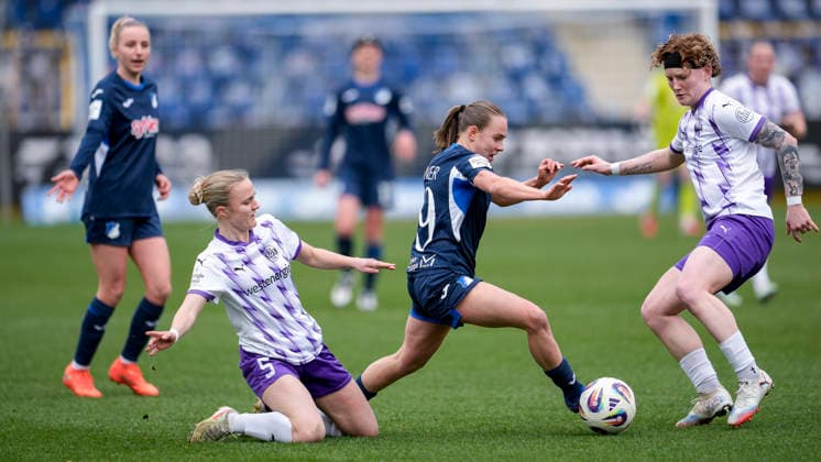 v.li.: Paula Flach (SGS, 5), Marie Steiner (TSG, 19), Natasha Kowalski (SGS, 10), Zweikampf, Spielszene, Duell, duel, tackle, tackling, Dynamik, Action, Aktion, 15.03.2026, Sinsheim (Hoffenheim) (Deutschland), Fussball, Google Pixel Frauen-Bundesliga, TSG 1899 Hoffenheim - SGS Essen, DFB DFL REGULATIONS PROHIBIT ANY USE OF PHOTOGRAPHS AS IMAGE SEQUENCES AND OR QUASI-VIDEO.