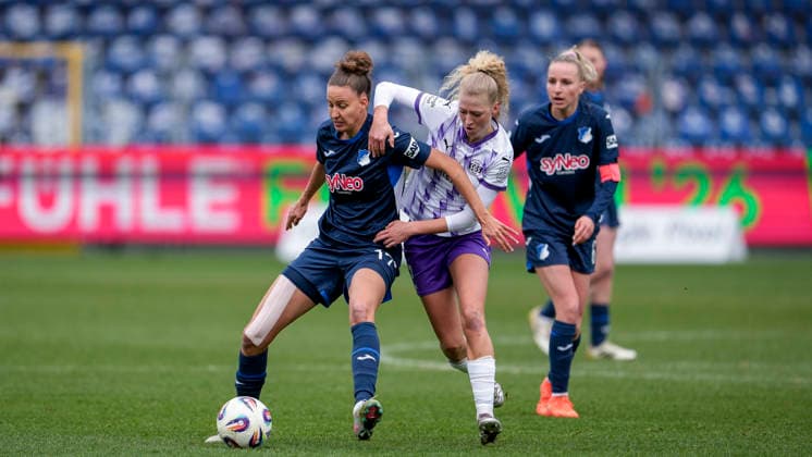 v.li.: Franziska Harsch (TSG, 17), Julie Terlinden (SGS, 2), Zweikampf, Spielszene, Duell, duel, tackle, tackling, Dynamik, Action, Aktion, 15.03.2026, Sinsheim (Hoffenheim) (Deutschland), Fussball, Google Pixel Frauen-Bundesliga, TSG 1899 Hoffenheim - SGS Essen, DFB DFL REGULATIONS PROHIBIT ANY USE OF PHOTOGRAPHS AS IMAGE SEQUENCES AND OR QUASI-VIDEO.