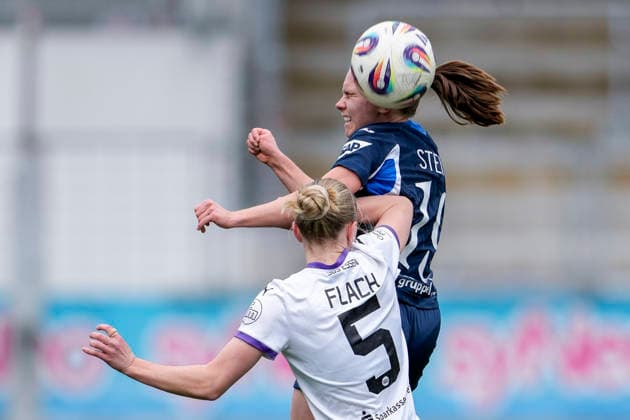 v.li.: Paula Flach (SGS, 5), Marie Steiner (TSG, 19), beim Kopfball, Kopfballduell, Spielszene, Zweikampf in der Luft, Aktion, Action, 15.03.2026, Sinsheim (Hoffenheim) (Deutschland), Fussball, Google Pixel Frauen-Bundesliga, TSG 1899 Hoffenheim - SGS Essen, DFB DFL REGULATIONS PROHIBIT ANY USE OF PHOTOGRAPHS AS IMAGE SEQUENCES AND OR QUASI-VIDEO.