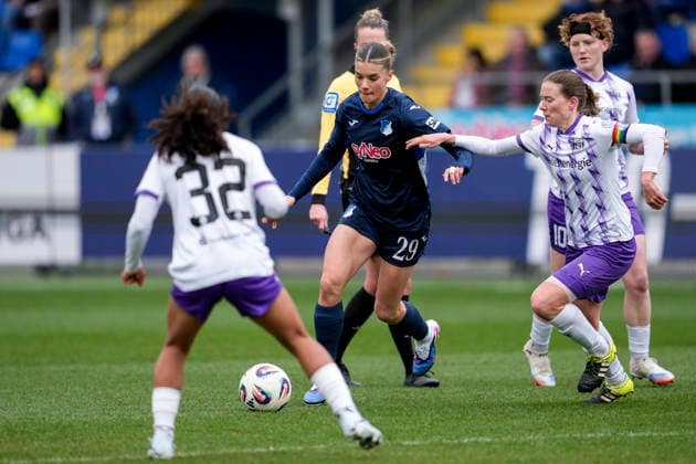 v.li.: Ella Touon (SGS, 32), Selina Cerci (TSG, 29), Lena Ostermeier (SGS, 18), Zweikampf, Spielszene, Duell, duel, tackle, tackling, Dynamik, Action, Aktion, 15.03.2026, Sinsheim (Hoffenheim) (Deutschland), Fussball, Google Pixel Frauen-Bundesliga, TSG 1899 Hoffenheim - SGS Essen, DFB DFL REGULATIONS PROHIBIT ANY USE OF PHOTOGRAPHS AS IMAGE SEQUENCES AND OR QUASI-VIDEO.