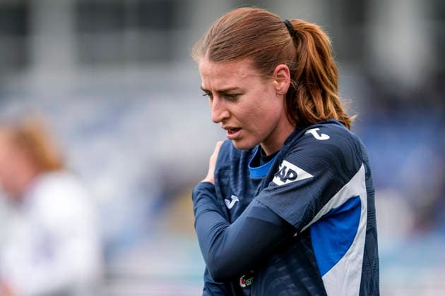 Lisa Doorn (TSG, 14) hat sich an der Schulter verletzt, Einzelbild, Einzelfoto, Aktion, Action, verletzt, Verletzung, Verletzungspause, Spielszene, 15.03.2026, Sinsheim (Hoffenheim) (Deutschland), Fussball, Google Pixel Frauen-Bundesliga, TSG 1899 Hoffenheim - SGS Essen, DFB DFL REGULATIONS PROHIBIT ANY USE OF PHOTOGRAPHS AS IMAGE SEQUENCES AND OR QUASI-VIDEO.