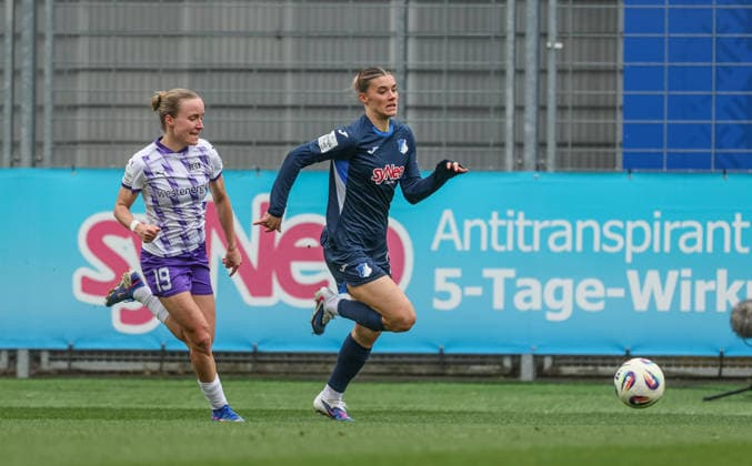 oiGER, Hoffenheim, TSG Hoffenheim vs SGS Essen, Google Pixel Frauen Bundesliga, Fussball, DFB, Spielzeit 2025 2026, Dietmar-Hopp-Stadion, 20. Spieltag im Bild v.l.: Beke Sterner (SGS Essen Frauen 19), Selina Cerci (TSG Hoffenheim Frauen 29) DFB DFL REGULATIONS PROHIBIT ANY USE OF PHOTOGRAPHS AS IMAGE SEQUENCES AND OR QUASI-VIDEO, 15.03.2026 Copyright: HMBxMedia HendrikxHamelau