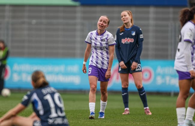 GER, Hoffenheim, TSG Hoffenheim vs SGS Essen, Google Pixel Frauen Bundesliga, Fussball, DFB, Spielzeit 2025 2026, Dietmar-Hopp-Stadion, 20. Spieltag im Bild: Enttäuschung und Frust bei Beke Sterner (SGS Essen Frauen 19) nach der Niederlage in Hoffenheim, Emotionen DFB DFL REGULATIONS PROHIBIT ANY USE OF PHOTOGRAPHS AS IMAGE SEQUENCES AND OR QUASI-VIDEO, 15.03.2026 Copyright: HMBxMedia HendrikxHamelau