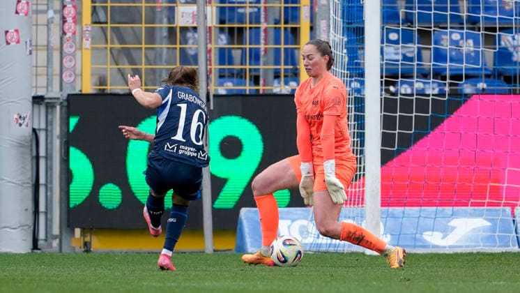 v.li.: Torschützin Dominika Grabowska (TSG, 16), Luisa Palmen (Torwart, Torhüterin, SGS, 21), erzielt das Tor zum 4:0, Treffer, Torerfolg, Highlight, Action, Aktion, Spielszene, 15.03.2026, Sinsheim (Hoffenheim) (Deutschland), Fussball, Google Pixel Frauen-Bundesliga, TSG 1899 Hoffenheim - SGS Essen, DFB DFL REGULATIONS PROHIBIT ANY USE OF PHOTOGRAPHS AS IMAGE SEQUENCES AND OR QUASI-VIDEO.