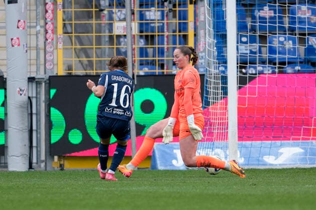 v.li.: Torschützin Dominika Grabowska (TSG, 16), Luisa Palmen (Torwart, Torhüterin, SGS, 21), erzielt das Tor zum 4:0, Treffer, Torerfolg, Highlight, Action, Aktion, Spielszene, 15.03.2026, Sinsheim (Hoffenheim) (Deutschland), Fussball, Google Pixel Frauen-Bundesliga, TSG 1899 Hoffenheim - SGS Essen, DFB DFL REGULATIONS PROHIBIT ANY USE OF PHOTOGRAPHS AS IMAGE SEQUENCES AND OR QUASI-VIDEO.