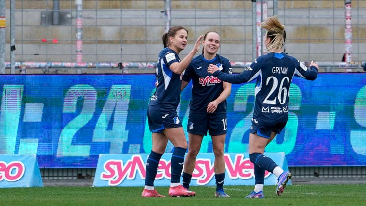 v.li.: Torschützin Dominika Grabowska (TSG, 16), Marie Steiner (TSG, 19), Janna Grimm (TSG, 26), Spielerinnen der TSG 1899 Hoffenheim, jubeln über das Tor zum 4:0, Jubel, Torjubel, Torerfolg, celebrate the goal, goal, celebration, jubelt ueber das Tor, Freuen, Freude, freut sich, optimistisch, positiv, Spielszene, Highlight, Action, Aktion, 15.03.2026, Sinsheim (Hoffenheim) (Deutschland), Fussball, Google Pixel Frauen-Bundesliga, TSG 1899 Hoffenheim - SGS Essen, DFB DFL REGULATIONS PROHIBIT ANY USE OF PHOTOGRAPHS AS IMAGE SEQUENCES AND OR QUASI-VIDEO.