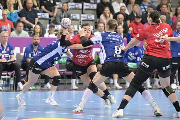 Giulia Guarieiro (Thueringer HC, 13) im Zweikampf mit Nieke Kuehne (HSG Blomberg-Lippe, 09) und Laura Rueffieux (HSG Blomberg-Lippe, 03) Thueringer HC vs. HSG Blomberg-Lippe, Handball, Frauen, DHB Pokal Haushahn Final 4, Finale, Saison 2025 2026, 15.03.2026 Thueringer HC vs. HSG Blomberg-Lippe, Handball, Frauen, DHB Pokal Haushahn Final 4, Finale, Saison 2025 2026, 15.03.2026 Stuttgart Copyright: xEibner-Pressefoto TobiasxBaurx EP_TBR
