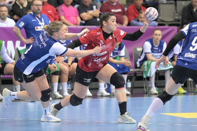 Giulia Guarieiro (Thueringer HC, 13) im Zweikampf mit Laura Rueffieux (HSG Blomberg-Lippe, 03) Thueringer HC vs. HSG Blomberg-Lippe, Handball, Frauen, DHB Pokal Haushahn Final 4, Finale, Saison 2025 2026, 15.03.2026 Thueringer HC vs. HSG Blomberg-Lippe, Handball, Frauen, DHB Pokal Haushahn Final 4, Finale, Saison 2025 2026, 15.03.2026 Stuttgart Copyright: xEibner-Pressefoto TobiasxBaurx EP_TBR