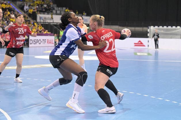Rikke Hoffbeck Petersen (Thueringer HC, 22) im Zweikampf mit Farrelle Alicia Njinkeu (HSG Blomberg-Lippe, 55) Thueringer HC vs. HSG Blomberg-Lippe, Handball, Frauen, DHB Pokal Haushahn Final 4, Finale, Saison 2025 2026, 15.03.2026 Thueringer HC vs. HSG Blomberg-Lippe, Handball, Frauen, DHB Pokal Haushahn Final 4, Finale, Saison 2025 2026, 15.03.2026 Stuttgart Copyright: xEibner-Pressefoto TobiasxBaurx EP_TBR