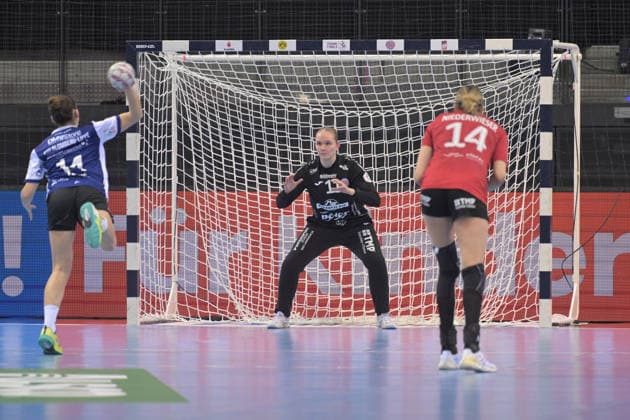 Laura Kuske (Thueringer HC, 11) im Tor im Zweikampf beim 7 Meter mit Ona Veque i Pena (HSG Blomberg-Lippe, 14) Thueringer HC vs. HSG Blomberg-Lippe, Handball, Frauen, DHB Pokal Haushahn Final 4, Finale, Saison 2025 2026, 15.03.2026 Thueringer HC vs. HSG Blomberg-Lippe, Handball, Frauen, DHB Pokal Haushahn Final 4, Finale, Saison 2025 2026, 15.03.2026 Stuttgart Copyright: xEibner-Pressefoto TobiasxBaurx EP_TBR