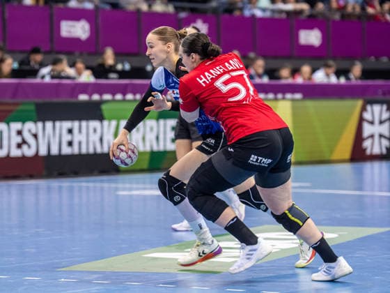 Nieke Kuehne (HSG Blomberg-Lippe, 09) im Zweikampf mit Josefine Hanfland (Thueringer HC, 57), Thueringer HC vs. HSG Blomberg-Lippe, Handball, DHB Pokal Haushahn Final 4, Spiel um Platz 3, Spielzeit 2025 2026, 15.03.2026 Thueringer HC vs. HSG Blomberg-Lippe, Handball, DHB Pokal Haushahn Final 4, Spiel um Platz 3, Spielzeit 2025 2026, 15.03.2026 Stuttgart Copyright: xMichaelxSchmidt Eibner-Pressefotx EP_MST