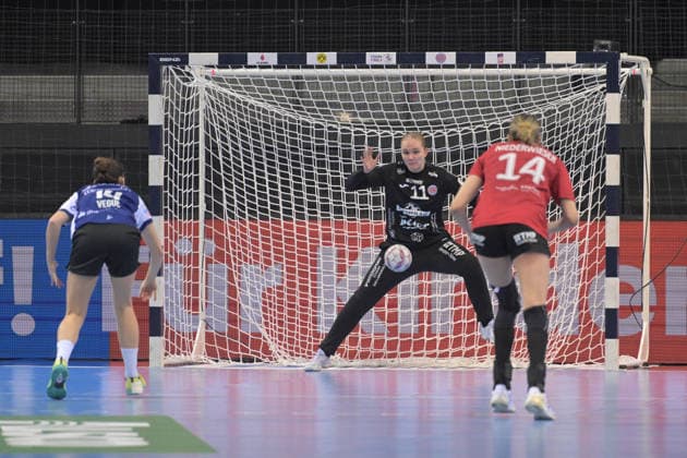 Laura Kuske (Thueringer HC, 11) im Tor im Zweikampf beim 7 Meter mit Ona Veque i Pena (HSG Blomberg-Lippe, 14) Thueringer HC vs. HSG Blomberg-Lippe, Handball, Frauen, DHB Pokal Haushahn Final 4, Spiel um Platz 3, Saison 2025 2026, 15.03.2026 Thueringer HC vs. HSG Blomberg-Lippe, Handball, Frauen, DHB Pokal Haushahn Final 4, Spiel um Platz 3, Saison 2025 2026, 15.03.2026 Stuttgart Copyright: xEibner-Pressefoto TobiasxBaurx EP_TBR