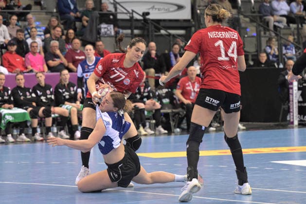 Maxi Muehlner (HSG Blomberg-Lippe, 10) im Zweikampf mit Kelly de Abreu Rosa (Thueringer HC, 77) und Anika Niederwieser (Thueringer HC, 14) Thueringer HC vs. HSG Blomberg-Lippe, Handball, Frauen, DHB Pokal Haushahn Final 4, Spiel um Platz 3, Saison 2025 2026, 15.03.2026 Thueringer HC vs. HSG Blomberg-Lippe, Handball, Frauen, DHB Pokal Haushahn Final 4, Spiel um Platz 3, Saison 2025 2026, 15.03.2026 Stuttgart Copyright: xEibner-Pressefoto TobiasxBaurx EP_TBR
