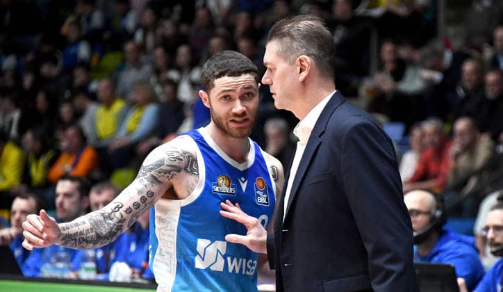 15.03.2026, xokbx, Basketball easyCredit BBL Bundesliga, Frankfurt Skyliners - EWE Baskets Oldenburg v.l. Logan Johnson (Fraport Skyliners Frankfurt), Trainer Klaus Perwas (Head Coach, Fraport Skyliners Frankfurt), Beratung, Gespraech, Anweisungen, Mimik, Gestik (DFL DFB REGULATIONS PROHIBIT ANY USE OF PHOTOGRAPHS as IMAGE SEQUENCES and or QUASI-VIDEO) Frankfurt am Main