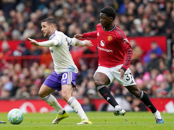 Manchester, England, 15th March 2026. Emiliano Buendia of Aston Villa tussles with Kobbie Mainoo of Manchester United, ManU during the Manchester United vs Aston Villa Premier League match at Old Trafford, Manchester. Picture credit should read: Andrew Yates Sportimage EDITORIAL USE ONLY. No use with unauthorised audio, video, data, fixture lists, club league logos or live services. Online in-match use limited to 120 images, no video emulation. No use in betting, games or single club league player publications. SPI_026_AY_Man_Utd_Villa SPI-4605-0026