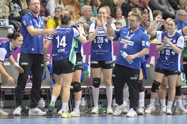 Steffen Birkner (HSG Blomberg-Lippe, Trainer) klatsch mit Ona Veque i Pena (HSG Blomberg-Lippe, 14) ab Thueringer HC vs. HSG Blomberg-Lippe, Handball, Frauen, DHB Pokal Haushahn Final 4, Spiel um Platz 3, Saison 2025 2026, 15.03.2026 Thueringer HC vs. HSG Blomberg-Lippe, Handball, Frauen, DHB Pokal Haushahn Final 4, Spiel um Platz 3, Saison 2025 2026, 15.03.2026 Stuttgart Copyright: xEibner-Pressefoto TobiasxBaurx EP_TBR