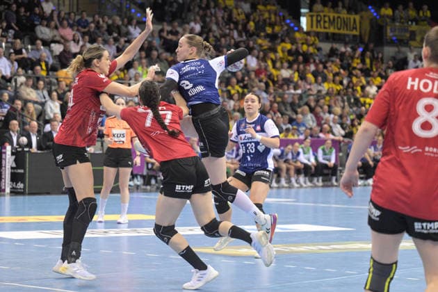 Nieke Kuehne (HSG Blomberg-Lippe, 09) im Zweikampf mit Anika Niederwieser (Thueringer HC, 14) und Kelly de Abreu Rosa (Thueringer HC, 77) Thueringer HC vs. HSG Blomberg-Lippe, Handball, Frauen, DHB Pokal Haushahn Final 4, Spiel um Platz 3, Saison 2025 2026, 15.03.2026 Thueringer HC vs. HSG Blomberg-Lippe, Handball, Frauen, DHB Pokal Haushahn Final 4, Spiel um Platz 3, Saison 2025 2026, 15.03.2026 Stuttgart Copyright: xEibner-Pressefoto TobiasxBaurx EP_TBR