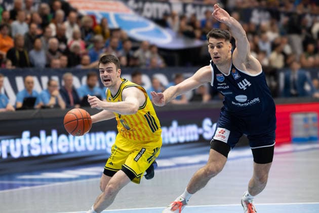 Jonas Mattisseck (Alba, 9), Jure Planinic (MBC, 44), Syntainics MBC vs. ALBA BERLIN, Basketball, 1. Bundesliga, Maenner, 24. Spieltag, Saison 2025 26, 15.03.2026. Weißenfels Stadthalle Sachsen-Anhalt Deutschland