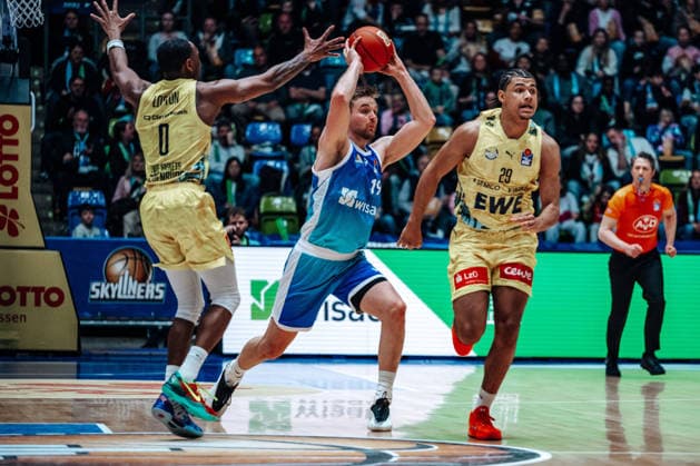 Till Pape (Skyliners Frankfurt, 19), Colin Schroeder (EWE Baskets Oldenburg, 29) GER, Skyliners Frankfurt vs. EWE Baskets Oldenburg, easycredit BBL, Bundesliga, 24 Spieltag, Saison 2025 2026. 15.03.2026 Eibner-Pressefoto Attila Ziga GER, Skyliners Frankfurt vs. EWE Baskets Oldenburg, easycredit BBL, Bundesliga, 24 Spieltag, Saison 2025 2026. 15.03.2026 Frankfurt am Main Copyright: xEibner-Pressefotox EP_AZA