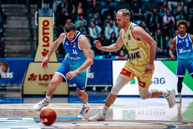 Radii Caisin (Skyliners Frankfurt, 16), Seth Hinrichs (EWE Baskets Oldenburg, 21) GER, Skyliners Frankfurt vs. EWE Baskets Oldenburg, easycredit BBL, Bundesliga, 24 Spieltag, Saison 2025 2026. 15.03.2026 Eibner-Pressefoto Attila Ziga GER, Skyliners Frankfurt vs. EWE Baskets Oldenburg, easycredit BBL, Bundesliga, 24 Spieltag, Saison 2025 2026. 15.03.2026 Frankfurt am Main Copyright: xEibner-Pressefotox EP_AZA