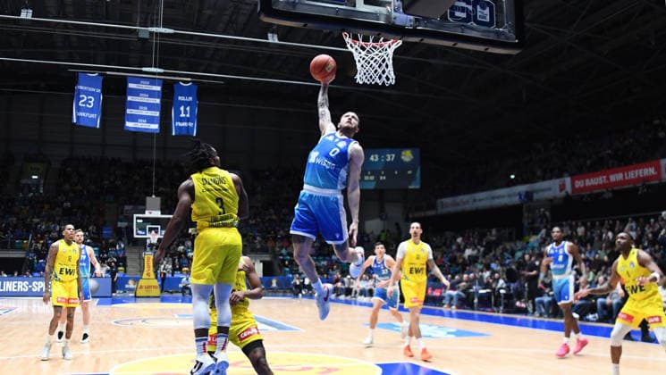 15.03.2026, xokbx, Basketball easyCredit BBL Bundesliga, Frankfurt Skyliners - EWE Baskets Oldenburg v.l. Logan Johnson (Fraport Skyliners Frankfurt), Chris Clemons (EWE Baskets Oldenburg), Zweikampf, Duell, Wurf, Sprung, Dünken, Dunkin, Slam Dunk (DFL DFB REGULATIONS PROHIBIT ANY USE OF PHOTOGRAPHS as IMAGE SEQUENCES and or QUASI-VIDEO) Frankfurt am Main