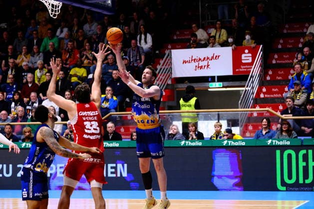 ProA - Phoenix Hagen vs. Nürnberg Falcons BC, Hagen, 15.03.2026, Ischelandhalle Hagen Fabian Bleck ( 10, Phoenix Hagen, PF) beim Korbleger, verteidigt von Brandton Dean Chatfield ( 33, Nürnberg Falcons BC, C) ; ProA - Phoenix Hagen vs. Nürnberg Falcons BC, Hagen, 15.03.2026, Ischelandhalle Hagen Copyright: xBEAUTIFULxSPORTS Piepenstockx
