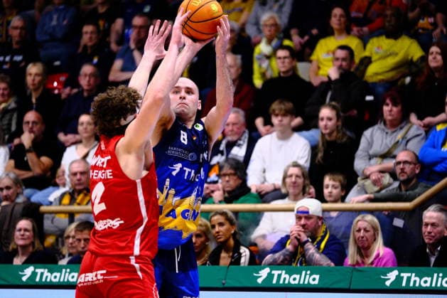 ProA - Phoenix Hagen vs. Nürnberg Falcons BC, Hagen, 15.03.2026, Ischelandhalle Hagen Devin Lawrence Schmidt ( 8, Phoenix Hagen, SG) beim Versucht zu werfen, verteidigt von Carter Dean Whitt ( 2, Nürnberg Falcons BC, PG) ; ProA - Phoenix Hagen vs. Nürnberg Falcons BC, Hagen, 15.03.2026, Ischelandhalle Hagen Copyright: xBEAUTIFULxSPORTS Piepenstockx