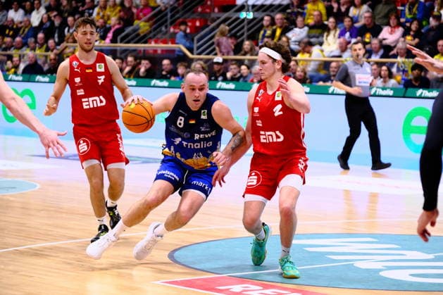 ProA - Phoenix Hagen vs. Nürnberg Falcons BC, Hagen, 15.03.2026, Ischelandhalle Hagen Devin Lawrence Schmidt ( 8, Phoenix Hagen, SG) zieht zum Korb, verteidigt von Carter Dean Whitt ( 2, Nürnberg Falcons BC, PG) ; ProA - Phoenix Hagen vs. Nürnberg Falcons BC, Hagen, 15.03.2026, Ischelandhalle Hagen Copyright: xBEAUTIFULxSPORTS Piepenstockx