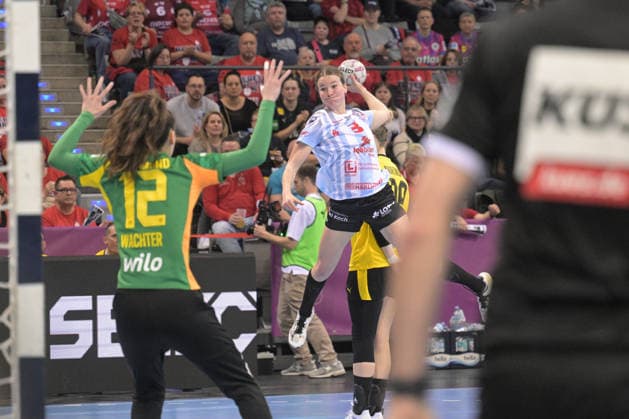 Amelie Berger (HSG Bensheim Auerbach, 03) beim Wurf Tor im Zweikampf mit Sarah Wachter (BVB Borussia Dortmund Handball, 12) im Tor HSG Bensheim Auerbach vs. BVB Borussia Dortmund Handball, Handball, Frauen, DHB Pokal Haushahn Final 4, Finale, Saison 2025 2026, 15.03.2026 HSG Bensheim Auerbach vs. BVB Borussia Dortmund Handball, Handball, Frauen, DHB Pokal Haushahn Final 4, Finale, Saison 2025 2026, 15.03.2026 Stuttgart Copyright: xEibner-Pressefoto TobiasxBaurx EP_TBR