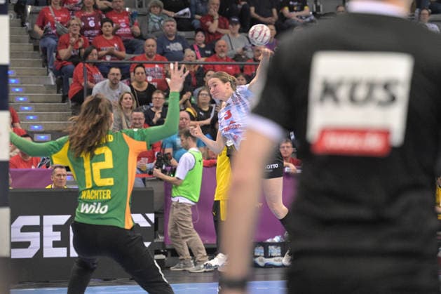Amelie Berger (HSG Bensheim Auerbach, 03) beim Wurf Tor im Zweikampf mit Sarah Wachter (BVB Borussia Dortmund Handball, 12) im Tor HSG Bensheim Auerbach vs. BVB Borussia Dortmund Handball, Handball, Frauen, DHB Pokal Haushahn Final 4, Finale, Saison 2025 2026, 15.03.2026 HSG Bensheim Auerbach vs. BVB Borussia Dortmund Handball, Handball, Frauen, DHB Pokal Haushahn Final 4, Finale, Saison 2025 2026, 15.03.2026 Stuttgart Copyright: xEibner-Pressefoto TobiasxBaurx EP_TBR