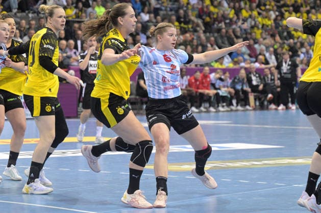 Nina Engel (HSG Bensheim Auerbach, 06) im Zweikampf mit Guro Nestaker (BVB Borussia Dortmund Handball, 33) HSG Bensheim Auerbach vs. BVB Borussia Dortmund Handball, Handball, Frauen, DHB Pokal Haushahn Final 4, Finale, Saison 2025 2026, 15.03.2026 HSG Bensheim Auerbach vs. BVB Borussia Dortmund Handball, Handball, Frauen, DHB Pokal Haushahn Final 4, Finale, Saison 2025 2026, 15.03.2026 Stuttgart Copyright: xEibner-Pressefoto TobiasxBaurx EP_TBR