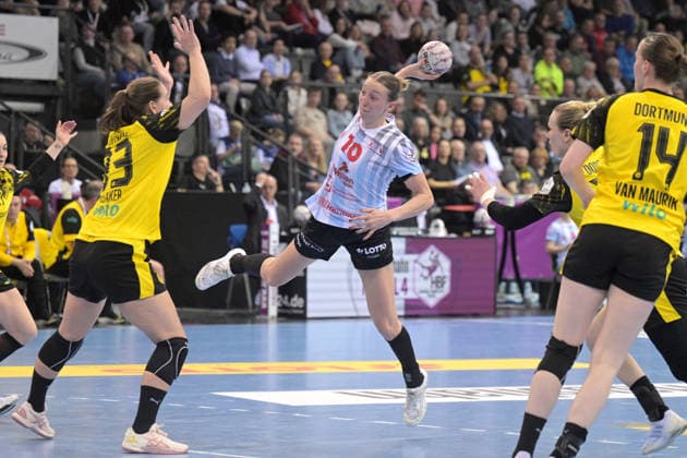 Matilda Ehlert (HSG Bensheim Auerbach, 10) im Zweikampf mit Guro Nestaker (BVB Borussia Dortmund Handball, 33) HSG Bensheim Auerbach vs. BVB Borussia Dortmund Handball, Handball, Frauen, DHB Pokal Haushahn Final 4, Finale, Saison 2025 2026, 15.03.2026 HSG Bensheim Auerbach vs. BVB Borussia Dortmund Handball, Handball, Frauen, DHB Pokal Haushahn Final 4, Finale, Saison 2025 2026, 15.03.2026 Stuttgart Copyright: xEibner-Pressefoto TobiasxBaurx EP_TBR