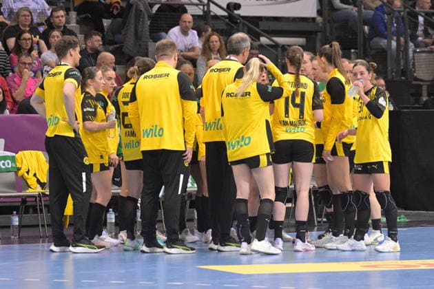 Time Out BVB Borussia Dortmund Handball HSG Bensheim Auerbach vs. BVB Borussia Dortmund Handball, Handball, Frauen, DHB Pokal Haushahn Final 4, Finale, Saison 2025 2026, 15.03.2026 HSG Bensheim Auerbach vs. BVB Borussia Dortmund Handball, Handball, Frauen, DHB Pokal Haushahn Final 4, Finale, Saison 2025 2026, 15.03.2026 Stuttgart Copyright: xEibner-Pressefoto TobiasxBaurx EP_TBR